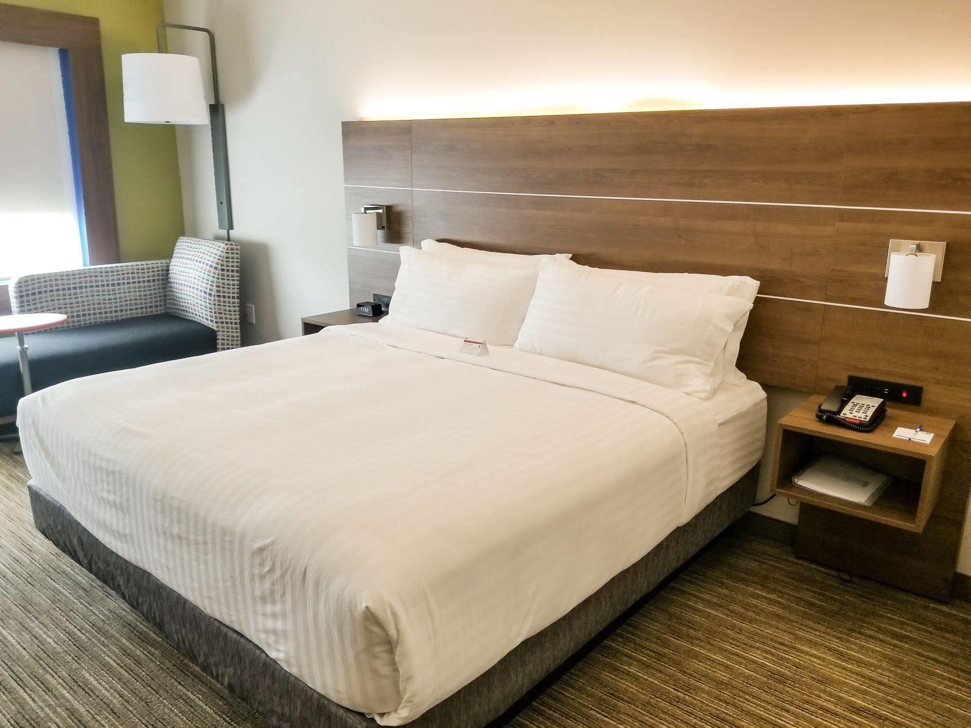 Holiday Inn Express & Suites - Charlotte Ne - University Area, An Ihg Hotel Εξωτερικό φωτογραφία